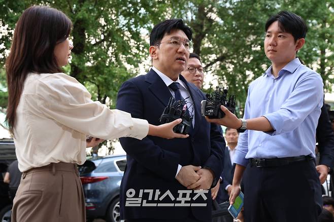 자본시장법상 부정거래행위 금지 위반 혐의를 받는 하이브(HYBE) 방시혁 의장이 15일 오전 서울경찰청 금융범죄수사대에 출석했다. 방 의장은 지난 2019년 상장이 늦어질 것처럼 주주들을 속여 지분을 사모펀드에 팔게 한 뒤, 사모펀드와 비공개 계약을 맺어 막대한 부당이익을 챙겼다는 의혹으로 경찰 수사를 받고 있다. 서병수 기자 qudtn@edaily.co.kr /2025.09.15/