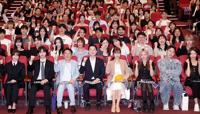 &nbsp;'2025 제9회 대한민국 청년의 날' 기념식이 13일 오후 서울 여의도 국회의원회관 대회의실에서 열렸다. 내빈들과 홍보대사 등 참석자들이 단체사진을 찍으며 화이팅을 외치고 있다. 김민규 기자