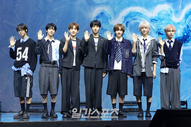 그룹 아이딧 박성현, 백준혁, 김민재, 장용훈, 정세민, 박원빈, 추유찬이 15일 오후 서울 광진구 예스24라이브홀에서 열린 첫 번째 미니앨범 '아이 디드 잇.(I did it.)' 발매 기념 쇼케이스에 참석해 포토타임을 갖고 있다. 아이딧은 스타쉽엔터테인먼트 초대형 프로젝트 ‘데뷔스 플랜(Debut’s Plan)’을 통해 결성된 보이그룹이다. 서병수 기자 qudtn@edaily.co.kr /2025.09.15/