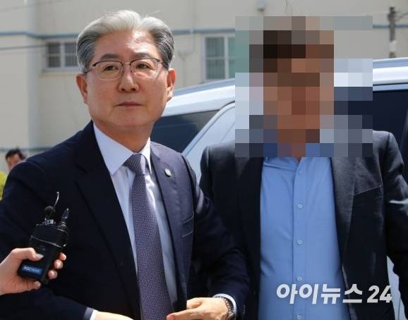 오태완 경남 의령군수가 지난 4월 15일 창원지법 마산지원에서 열린 무고 혐의에 대한 재판에서 집행유예를 선고 받은 뒤 법정을 나서면서 취재진의 물음에 답하고 있다. [사진[=아이뉴스24DB]