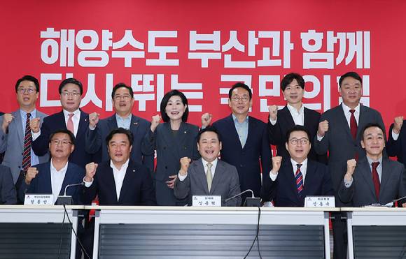 국민의힘 장동혁 대표를 비롯한 지도부와 부산 지역 국회의원들이 15일 부산 수영구 남천동 부산시당에서 열린 현장최고위원회에서 파이팅을 외치고 있다.  [사진=연합뉴스]