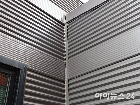 오창읍 구룡리에서 사업장을 운영하는 A씨 건물의 사무동 벽면의 균열 모습. [사진=장예린 기자]