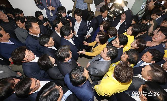 심상정 정치개혁특별위원회 위원장과 의원들이 26일 오후 서울 여의도 국회 안전행정위원회 회의실 앞에서 공직선거법 개정안의 패스트트랙(신속처리안건) 지정을 위해 회의장에 입장하려던 중 자유한국당 의원들이 저지하고 있다. [사진=조성우 기자]