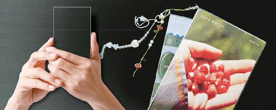 다산책방의 ‘다소 시리즈’는 손바닥만 한 크기의 판형이다. 투명 PVC 표지에 키링을 달 수 있게 만들어 독자들이 자신만의 책을 꾸밀 수 있도록 디자인됐다. [사진 다산책방]