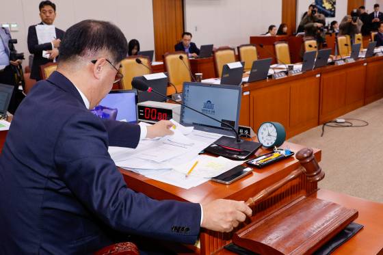 지난해 국정감사에 현직 기업 총수나 임원 등 기업인은 159명에 달했다. 출석을 회피한 일부 기업인에겐 동행명령장도 발부됐다. 사진은 맹성규 국회 국토교통위원회 위원장이 지난해 10월 24일 국정감사 도중 전체회의를 열고 대통령 관저 불법 증축 의혹과 관련, 김태영 21그램 대표, 이재선 원탑종합건축 대표, 전해갑 아원고택 대표에 대한 동행명령장 발부를 의결하는 모습. 뉴스1