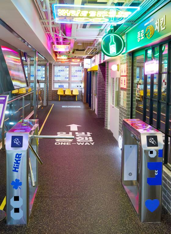 하이커 스트리트는 지하철역으로 꾸며진 공간에서 시작되고, 치킨집· 분식집 같은 한국에서 흔히 마주할 수 있는 상점가도 보인다.