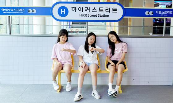 한국의 일상 거리처럼 꾸민 하이커 스트리트는 외국인이 많이 사용하는 대중교통인 지하철역 재현 공간부터 시작된다.