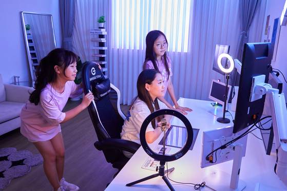 스트리밍 스튜디오에서 먹방 체험을 하는 소중 학생기자단. 체험 영상은 다운로드할 수도 있다.