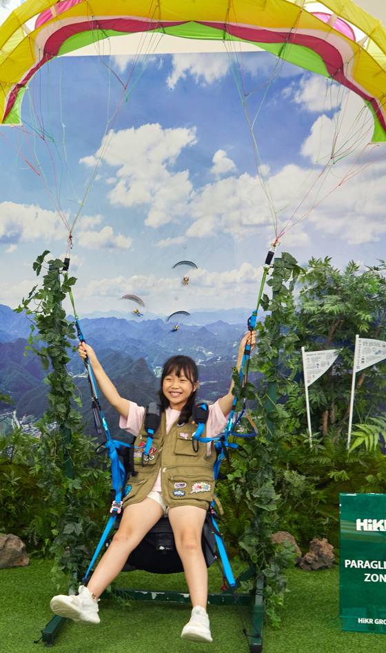 전서진 학생기자가 로컬 그라운드 액태비티 포토존에서 기념 촬영을 했다.