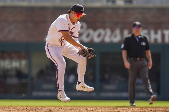 6회 어려운 땅볼 타구를 처리하는 김하성. 로이터=연합뉴스