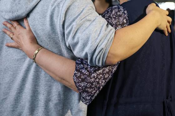 미국 이민당국에 의해 조지아주에 구금됐던 한국인 근로자가 12일 인천국제공항 제2여객터미널 주차장에서 가족과 상봉하고 있다. 김경록 기자