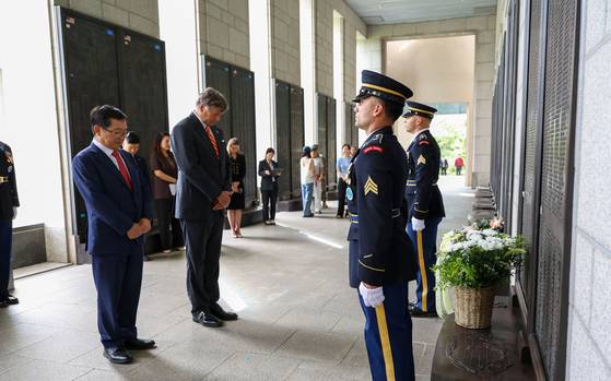 크리스토퍼 랜다우 미국 국무부 부장관이 14일 서울 용산 전쟁기념관을 방문해 미군 전사자명비에 헌화 후 묵념하고 있다. 그는 기념관 방명록에 “나의 조국 뿐 아니라 전 세계의 젊은이들이 인류의 자유를 위해 목숨을 바친 위대한 희생을 기리는 장소”라고 쓰기도 했다.사진 전쟁기념사업회
