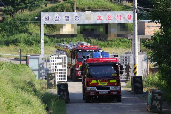 지난 10일 오후 경기도 파주시 육군 모 부대에서 훈련 중 폭발 사고가 일어나 소방차가 위병소를 통과하고 있다. 연합뉴스