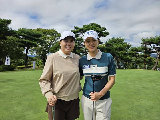 절친한 친구인 박인비(왼쪽)와 최나연이 13일 더 시에나 서울 컨트리클럽에서 포즈를 취하고 있다. 고봉준 기자