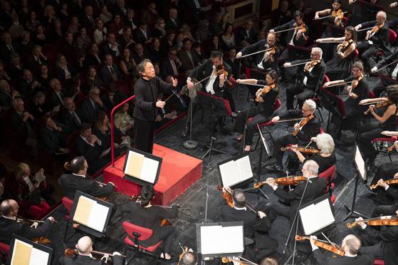 2008년에 이어 17년 만에 한국에서 함께 공연하는 지휘자 정명훈과 라 스칼라 필하모닉 오케스트라. 한국과 일본에서 아시아 투어 공연을 연다. 사진 마스트미디어