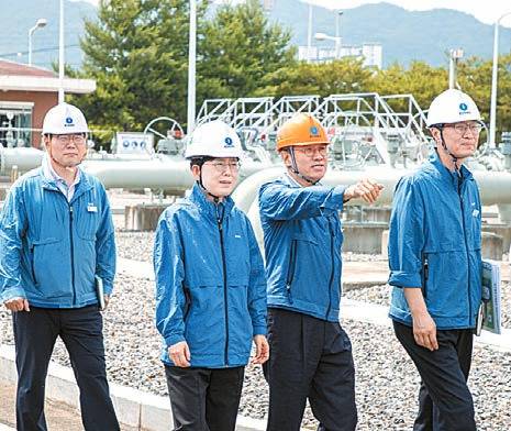 최연혜 사장(왼쪽 둘째)은 지난 6월 17일 한국가스공사 대구경북지역본부 왜관·중리관리소 현장 안전 점검에서 직원들에게 피해 예방을 위한 대응 체계를 지시했다. [사진 한국가스공사]
