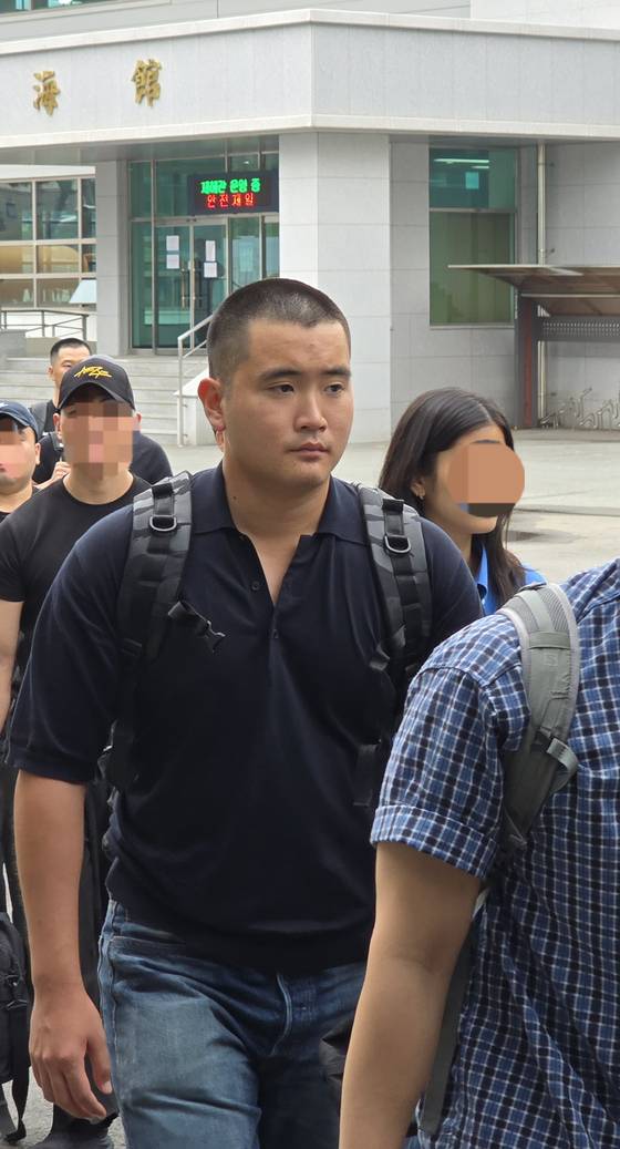 이재용 삼성전자 회장의 장남 이지호씨가 15일 경남 창원시 진해구 해군사관학교에서 열린 해군 학사장교 사관후보생 입영식 행사장으로 향하고 있다. 사진 삼성전자