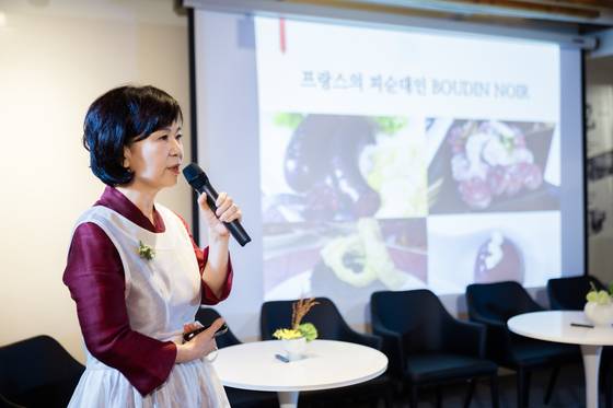 순대실록 플래그십 스토어 오픈 기념행사로 '다시 쓰는 전통' 포럼 행사를 주최한 육경희 순대실록 대표. 사진 순대실록