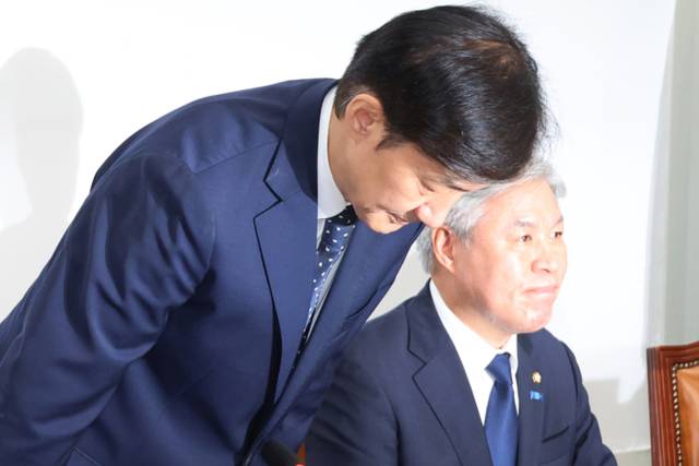 ▲ 조국혁신당 조국 비상대책위원장이 15일 서울 여의도 국회에서 열린 비상대책위원회의에서 인사하고 있다. 연합뉴스