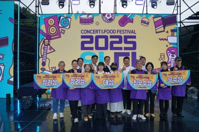 ▲ 강원랜드(대표이사직무대행 최철규)가 운영하는 하이원리조트는 지난 12~13일 2일간 그랜드호텔 스카이가든에서 잇다(EAT):페스타의 주요 프로그램인 ‘지역맛집 경연대회’를 성황리에 마치고 최종 수상 음식점을 선정했다고 15일 밝혔다.