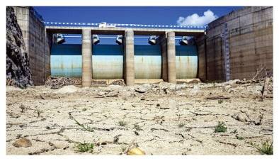 지난 10일 오봉저수지가 바짝 말라붙어 바닥을 드러낸 모습.﻿