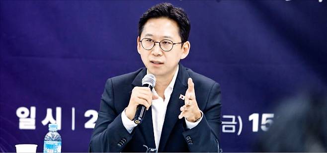 배경훈 과학기술정보통신부 장관이 지난 12일 ‘취임 50일 기자간담회’에서 “인공지능(AI) 전환의 성패는 인프라 구축 속도에 달린 만큼 2030년까지 GPU 20만 장을 구축하겠다”고 말했다.   과기정통부 제공