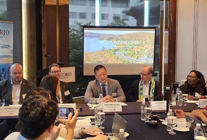 사진 왼쪽부터 오타와관광청 대표 마이클 크로캣, 나이아가라 공원위원회 대표 데이비드 아담스, 온타리오주 관광·문화·게임부 장관 스탠 조, 토론토 관광청 대표 앤드류 위어 , 온타리오주관광청 산업 협력 및 국제 마케팅 부사장 데브라 맨실로(사진=정상미)