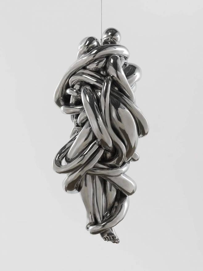 루이스 부르주아 <The Couple> (2007-2009) Cast and polished aluminum, hanging piece Edition of 6 + 1 AP 154.9 x 76.2 x 66 cm / 61 x 30 x 26 in / 사진. © Hauser & Wirth