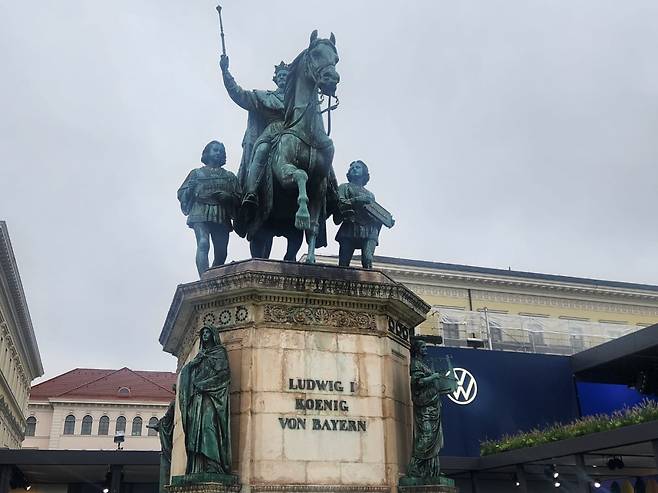 독일 뮌헨 루트비히 1세 청동상을 둘러싸고 부스를 꾸린 폭스바겐. 사진=최수진 한경닷컴 기자.