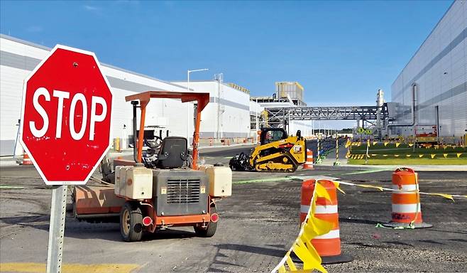 < 건설 장비만 덩그러니 > 6일(현지시간) 미국 조지아주 앨러벨에 있는 현대자동차·LG에너지솔루션 합작 배터리공장 앞에 건설 장비들이 멈춰서 있다. 미국 이민당국은 지난 4일 이 시설을 급습해 한국인 300여 명 등 475명을 불법 체류 혐의로 체포했다. 앨러벨=김인엽 특파원