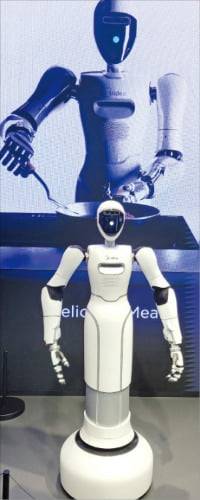 (1) 메이디의 가사용 로봇. 빨래를 개거나 간단한 요리를 할 수 있다.