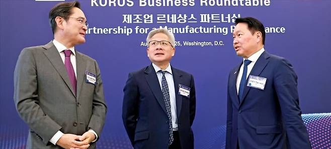 삼성전자와 SK하이닉스가 차세대 고대역폭메모리(HBM)4의 엔비디아 공급을 두고 각축전을 벌이고 있다. 이재용 삼성전자 회장(왼쪽부터), 젠슨 황 엔비디아 최고경영자(CEO), 최태원 SK그룹 회장이 지난달 25일 미국 워싱턴DC 윌러드호텔에서 열린 ‘한·미 비즈니스 라운드 테이블’ 리셉션에서 대화하고 있다. /연합뉴스