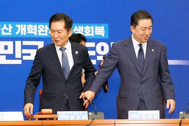 정청래 더불어민주당 대표와 김병기 원내대표가 15일 서울 여의도 국회에서 열린 최고위원회의에 참석해 손을 잡고 있다.  /사진=뉴스1