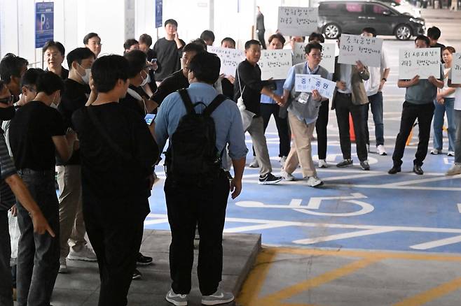 미국 조지아주 현대차그룹·LG에너지솔루션 배터리 합작 공장 건설 현장에서 체포·구금됐던 현대엔지니어링 근로자들이 지난 12일 오후 인천국제공항을 통해 귀국한 뒤 주차장에서 가족과 만나기 위해 이동하고 있다. / 사진=이솔 기자