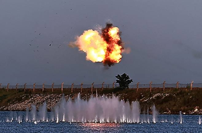 김정은 북한 국무위원장이 지난 11일과 12일 국방과학원 장갑방어무기연구소와 전자무기연구소의 사업을 지도했다고 조선중앙통신이 13일 보도했다. 연합뉴스