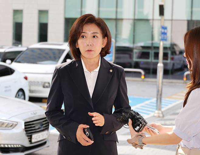 나경원 국민의힘 의원이 15일 서울 양천구 서울남부지법에서 열린 ‘국회 패스트트랙(신속처리안건) 충돌 사건’ 1심 결심 공판에 출석하고 있다. 연합뉴스