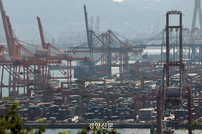 지난 7월 31일 부산항 신선대부두에 컨테이너들이 쌓여있다. 권도현 기자