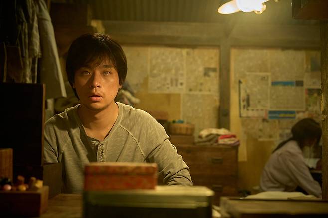 영화 <얼굴> 속 젊은 임영규(박정민)는 시각장애인이지만, 도장을 잘 팔 줄 안다. 영규와 그의 아내 정영희(신현빈)가 집에 각자 앉아 있다. 플러스엠 엔터테인먼트 제공