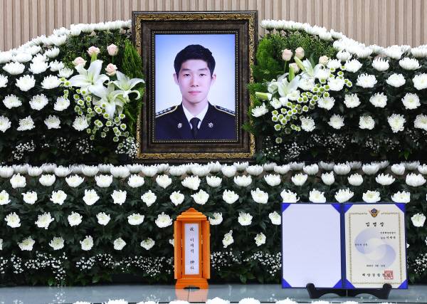 갯벌 고립 노인에 구명조끼 벗어주고 숨진 해경 이재석 경장 빈소.연합뉴스