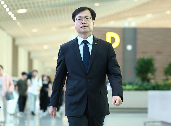 South Korean Trade Minister Yeo Han-koo departs for Washington from Incheon Airport on Monday. (Yonhap)
