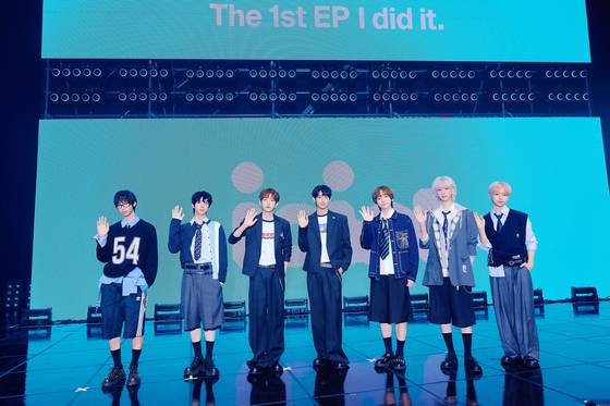 Boy band IDID poses for photos during its debut showcase for its first EP, “I did it.,” held at Yes24 Live Hall in eastern Seoul on Sept. 15. [STARSHIP ENTERTAINMENT]