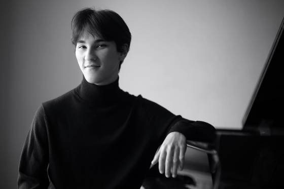 Elias Ackerley, a 24-year-old who holds dual citizenship in Korea and Britain, wins second place at the ARD International Music Competition 2025. [KUMHO CULTURAL FOUNDATION]