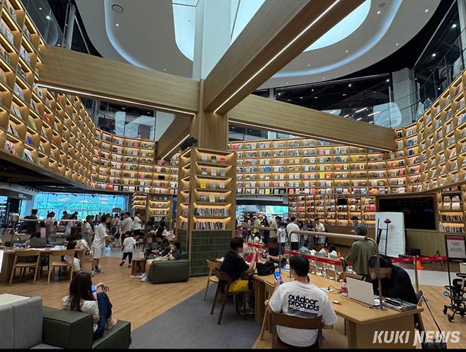 일산 스타필드마켓 내부 북그라운드에서 고객들이 휴식을 취하고 있다. 이다빈 기자