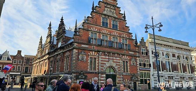 문맹자들을 위해 소와 양머리가 걸린 정육점과 나란히 서 있는 세 건물은 근현대 미술을 전시하는 할스 미술관으로, 미술관 글자가 거꾸로 써 있다. &nbsp;