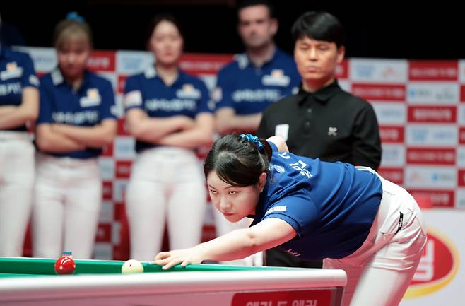 6세트(여자단식)에서 김민아(NH농협카드)가 스롱 피아비(캄보디아)를 9:6(11이닝)으로 꺾었다. PBA 제공