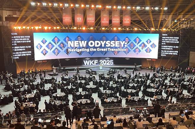 지난 9월9일 장충아레나에서 열린 세계지식포럼 2025 개막 행사에서 AI 동시통역 솔루션 라이브 트랜스레이션이 도입된 모습. 플리토 제공