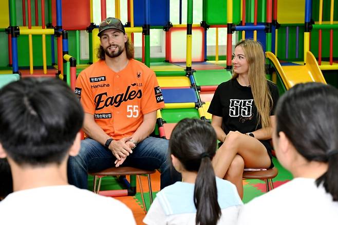 프로야구 한화 이글스 외국인 투수 와이스 부부가 지난 14일 대전 중구 늘사랑아동센터를 방문했다. 대전중구
