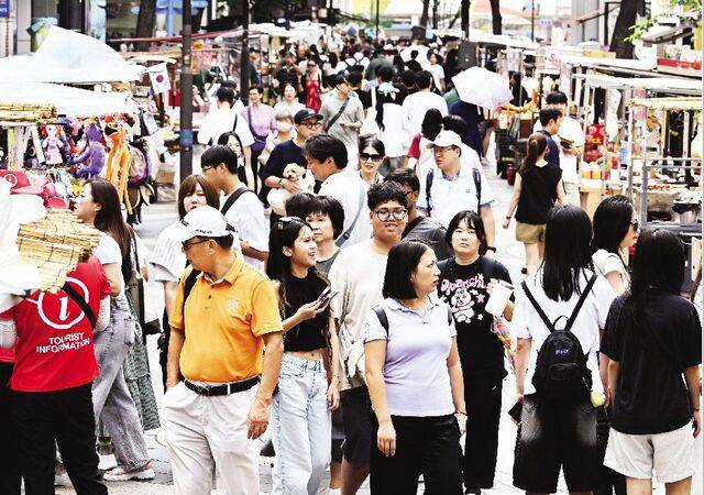 의류 매장과 노점이 늘어선 서울 중구 명동 거리가 지난달 31일 외국인 관광객 등으로 붐비고 있다. 혐중 집회 제한 조치가 최근 이뤄지면서 이곳 상권이 활기를 되찾을 것이라는 기대감도 커지고 있다. 권현구 기자