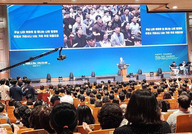 김은호 오륜교회 설립목사가 지난 12일 서울 강동구 오륜교회 금요기도회에서 기감 남부연회 목회자들을 소개하고 있다.