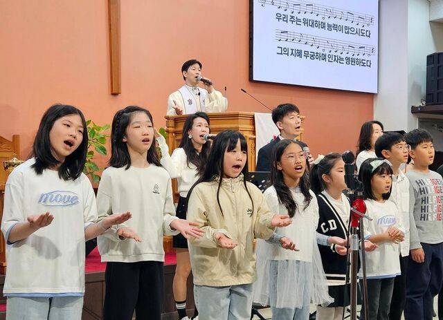 지난 5월 성암교회 온 가족 예배에서 찬양하는 어린이들. 성암교회 제공